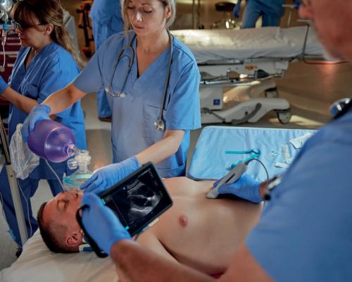 SonoSite iViz手持式超聲儀適合用戶的手掌。 在床邊和現(xiàn)場(chǎng)惡劣的臨床環(huán)境中，它都能提供快速解答。 它結(jié)合了卓越的成像性能，超機(jī)動(dòng)性和單手操作，同時(shí)允許操作員與同事協(xié)作并共享信息。 ＃RSNA19 #RSNA＃RSNA2019 #POCUS